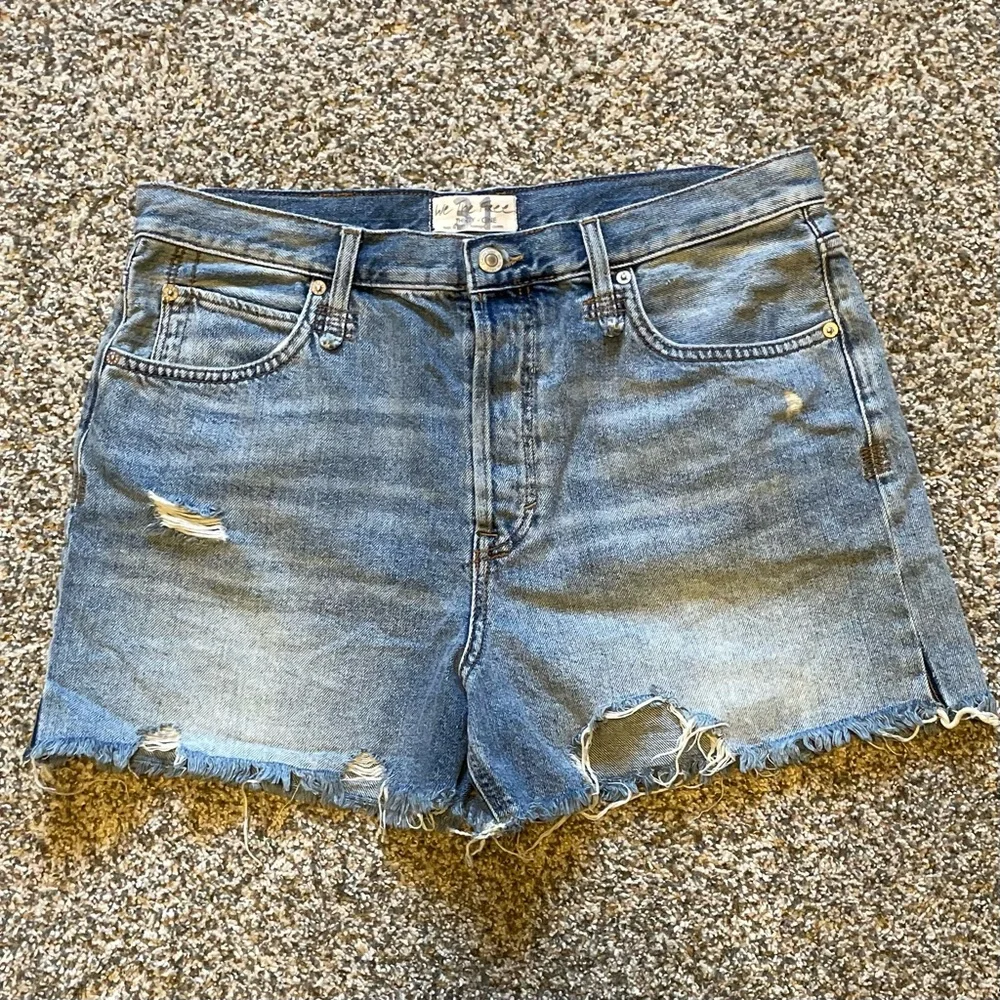 Free People/We The Free Denim Blue Distressed Cutoff Women Shorts Size 31 - Picture 1 of 5